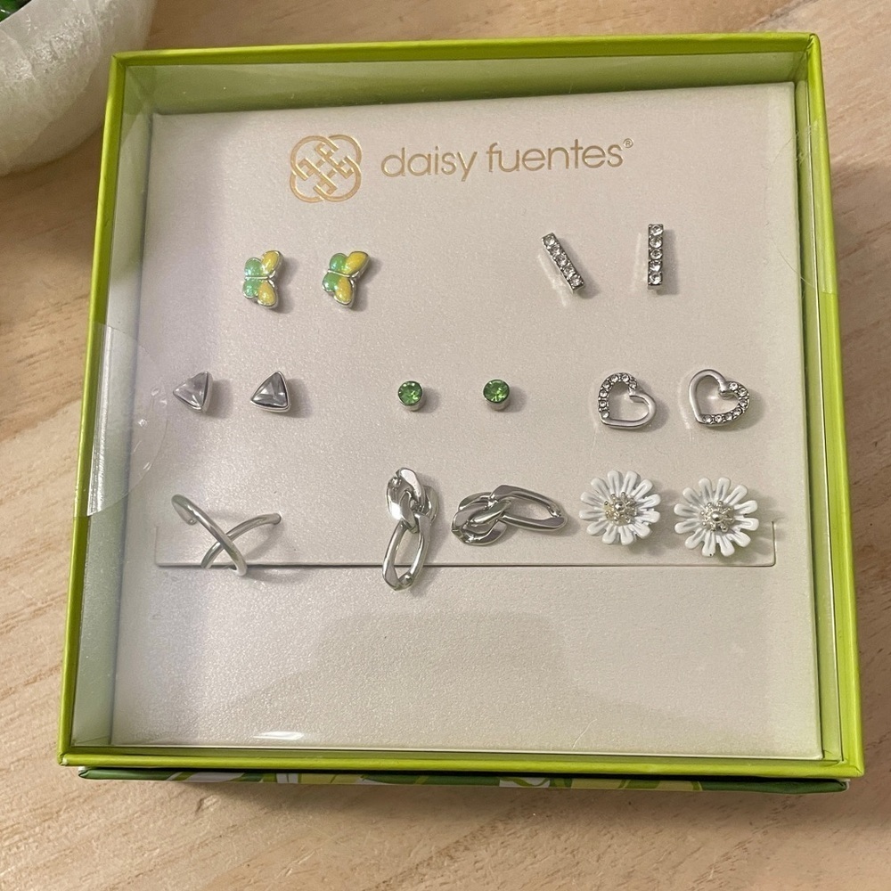 Nwt Daisy Fuentes Silver Stud 8 Piece Earrings Set 14$